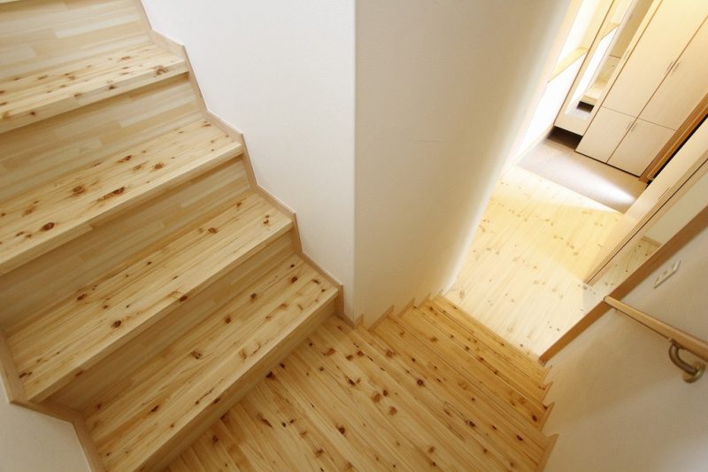 戸建ならではの階段も自然素材にリノベーションできます
