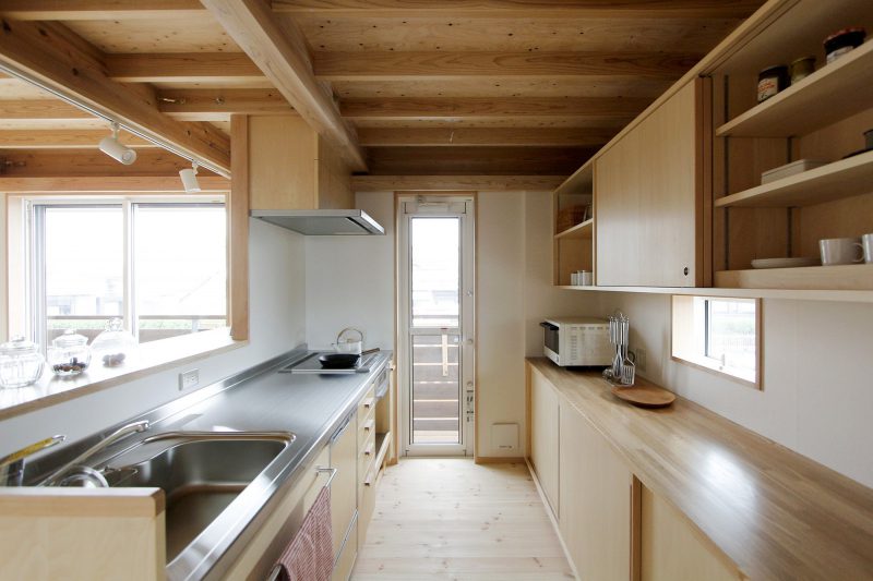 キッチンは大工さんと建具屋さんの手で造作しています。
