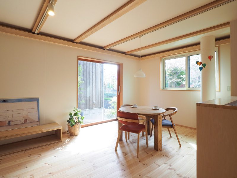 木造ドミノ住宅のリビング。床は無垢のパイン材、壁と天井は土佐和紙仕上げ。