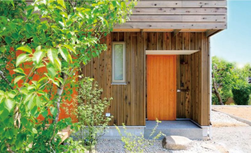 ST八国山と同様の 杉板貼＋「ユダ木工」明るい木製ドア