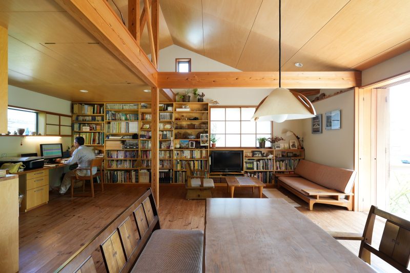 傾斜天井と大きな本棚が印象的です。