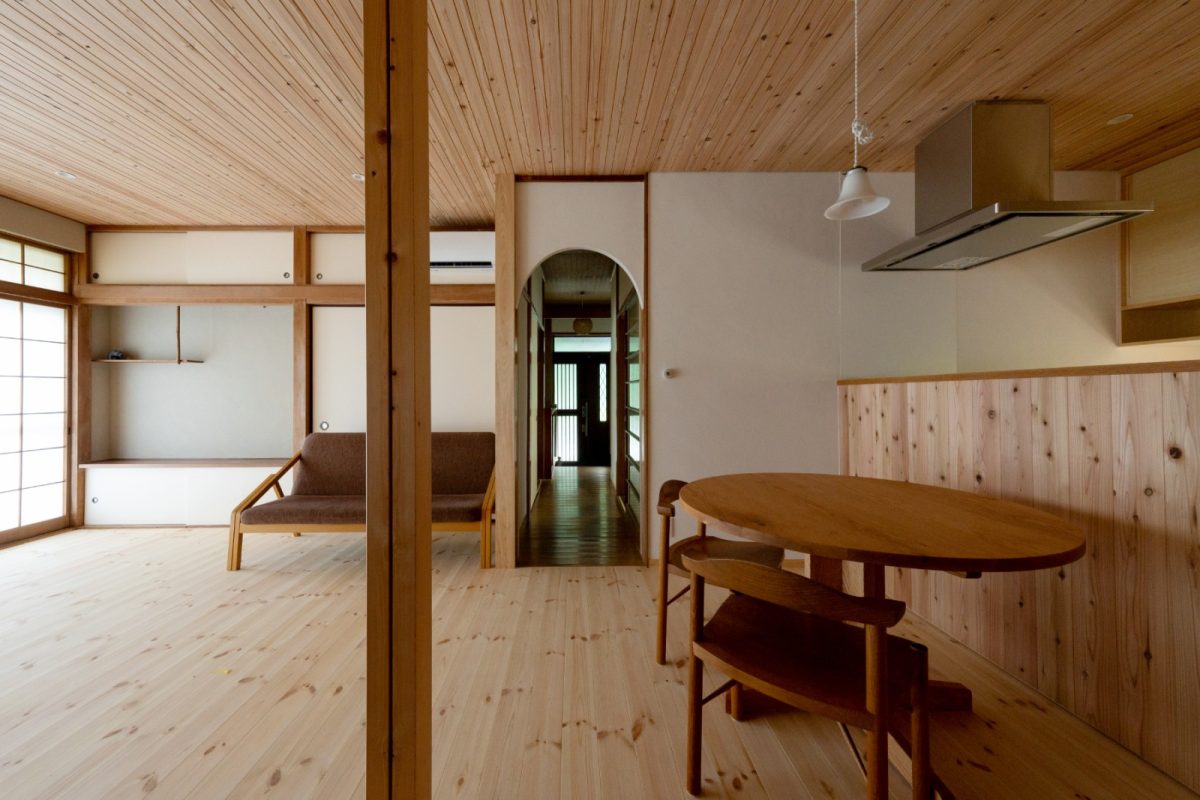 間仕切り壁を無くすことで、空間に広がりが生まれたリビングダイニング。ダイニングテーブルは佐藤重徳さんがデザインし、家具職人の木跡（きせき） 宮鍋圭さんによる製作です。