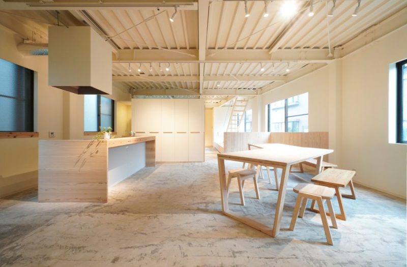 相羽建設のオーナー様専用の会員制スペースとしてリノベーションすることになり、あいばこ、つむじに続いて、家具デザイナー小泉誠さんの設計。