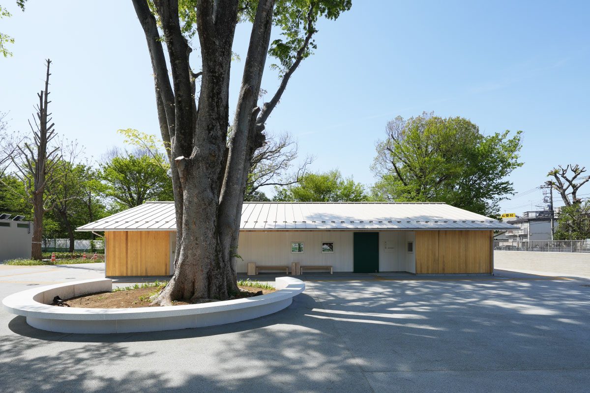 公園内にある、4月にプレオープンしたあいばの公園事業が手がける新拠点 「はぎま」では、 公園の管理棟の役割と『地域の居間』として皆様にくつろいでいただける空間のほか、手仕事のアンテナショップ「ひとてま」がオープンしています。 建物や家具は家具デザイナーの小泉誠さんが設計。