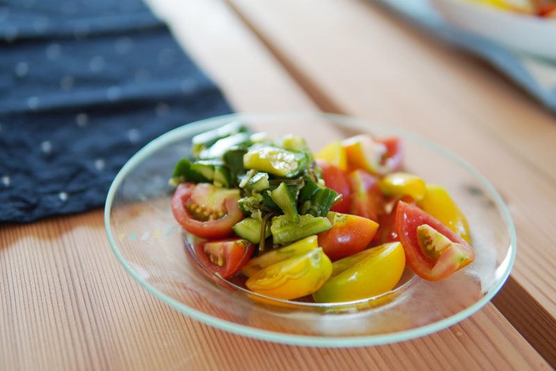 畑で採れた新鮮な野菜が食卓を彩る