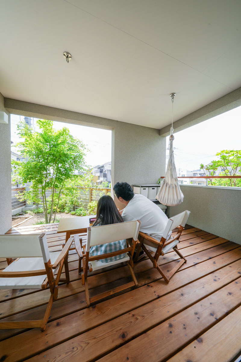 テラスから。土地の傾斜により周囲より高い位置にあるため視線も気にならず、眺めも最高。