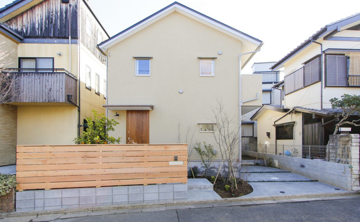 外観。植栽はアルテ造園さんによるものです。