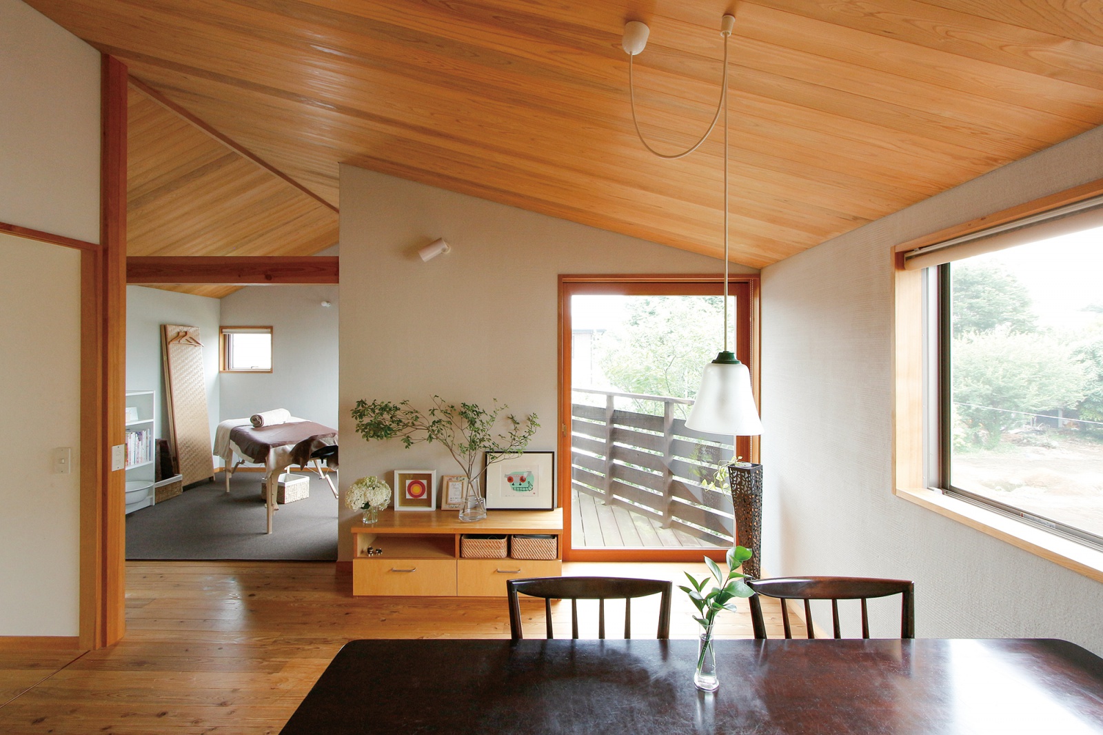 小さな森のある緑色の家