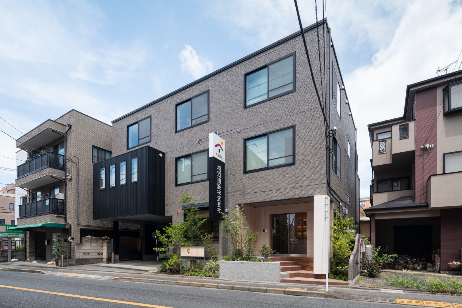 外構・植栽との関係性を考えてつくられたミラーや掲示板も