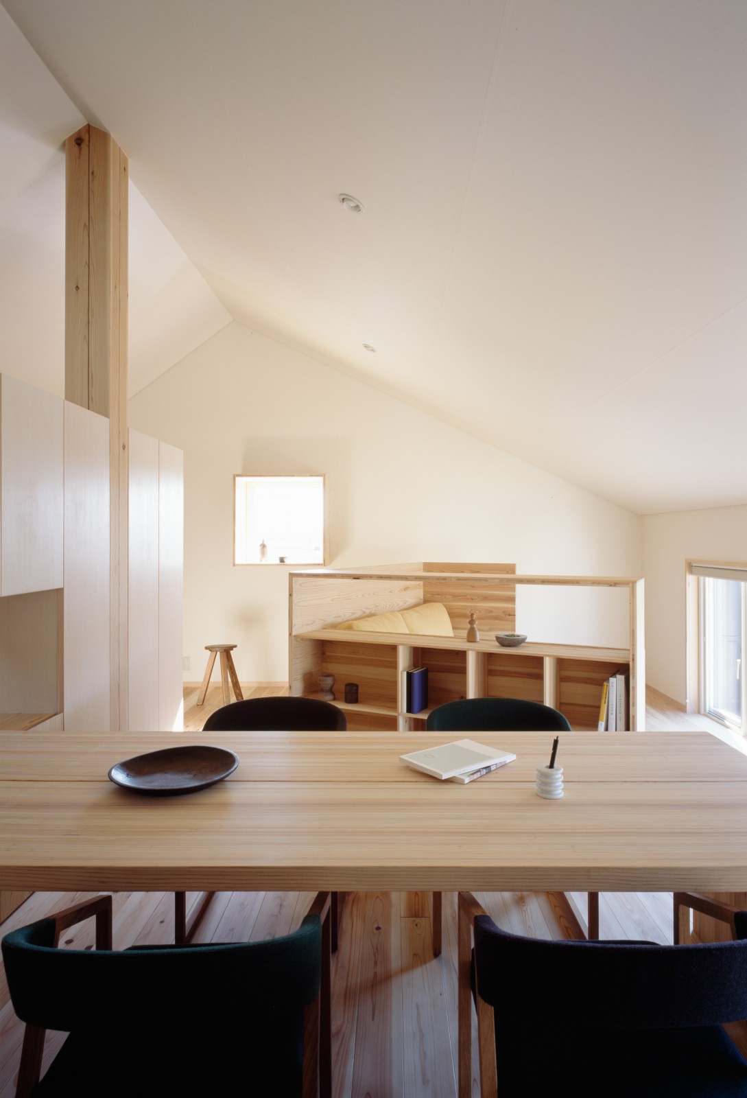 3階建木造ドミノのインフィルと家具のデザイン・設計を小泉誠さんが手がけている