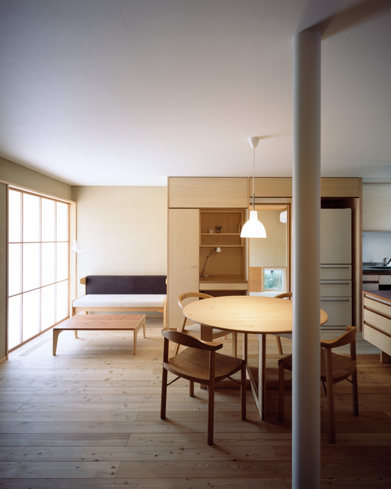 i-worksの1階の内部空間。天井高を2150mmに抑え、開口部の計画を丁寧に行うことで居心地の良さと空間の広がりを感られる。