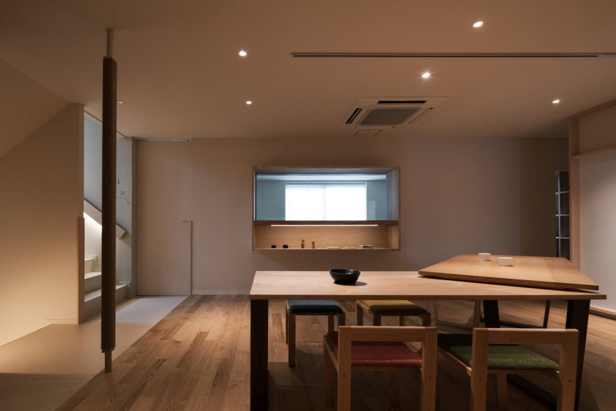 ２階ホール。来客の際には受付や、ミーティングスペースとして