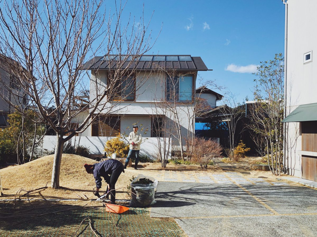 2月はじめ、葉を落としたつむじの木々のお手入れをする小林賢二さんと長野谷さん。