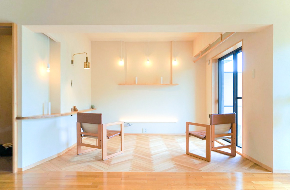 既存のオーク材の床に合わせて空間をコーディネート