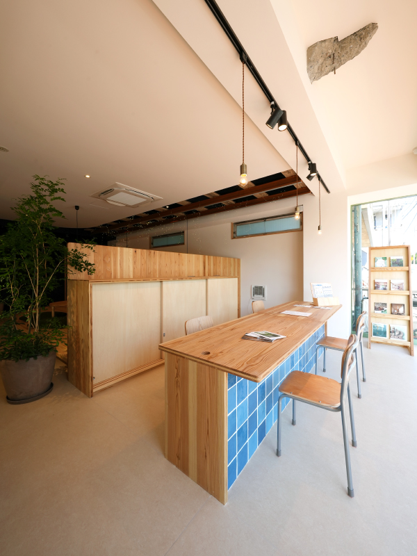 大工・建具・タイル職人が協働した造作家具の打ち合わせ＆定期券販売スペース。