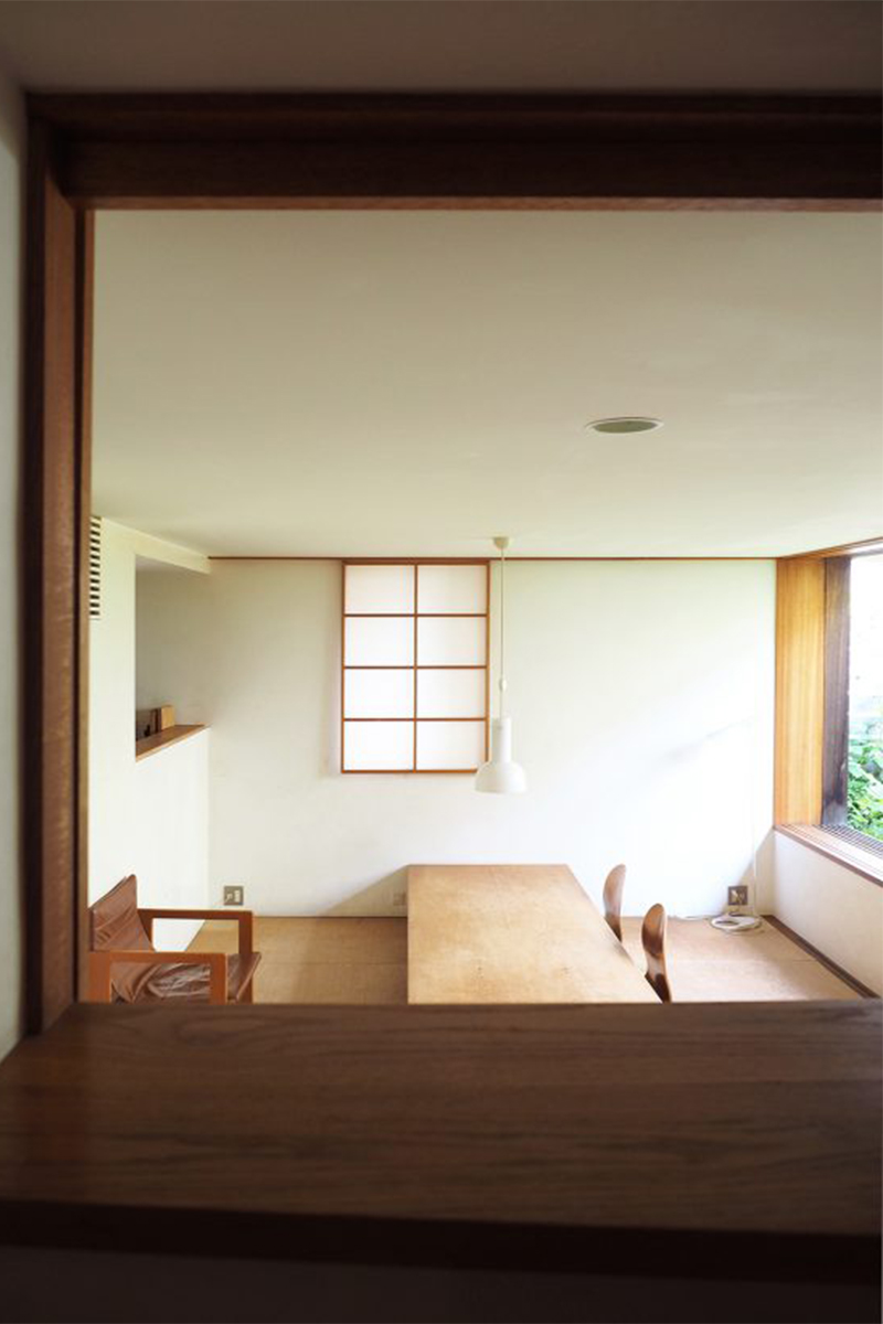 玄関ホールの小窓からリビングを眺める