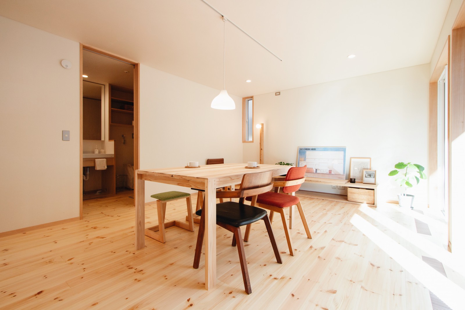 床はパイン材、壁は和紙仕上げ。