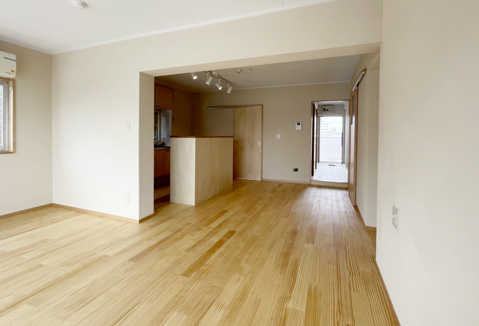 長身のご主人に配慮して玄関からの段差を５cmに押さえ、頭があたらないように梁も少し削っています。