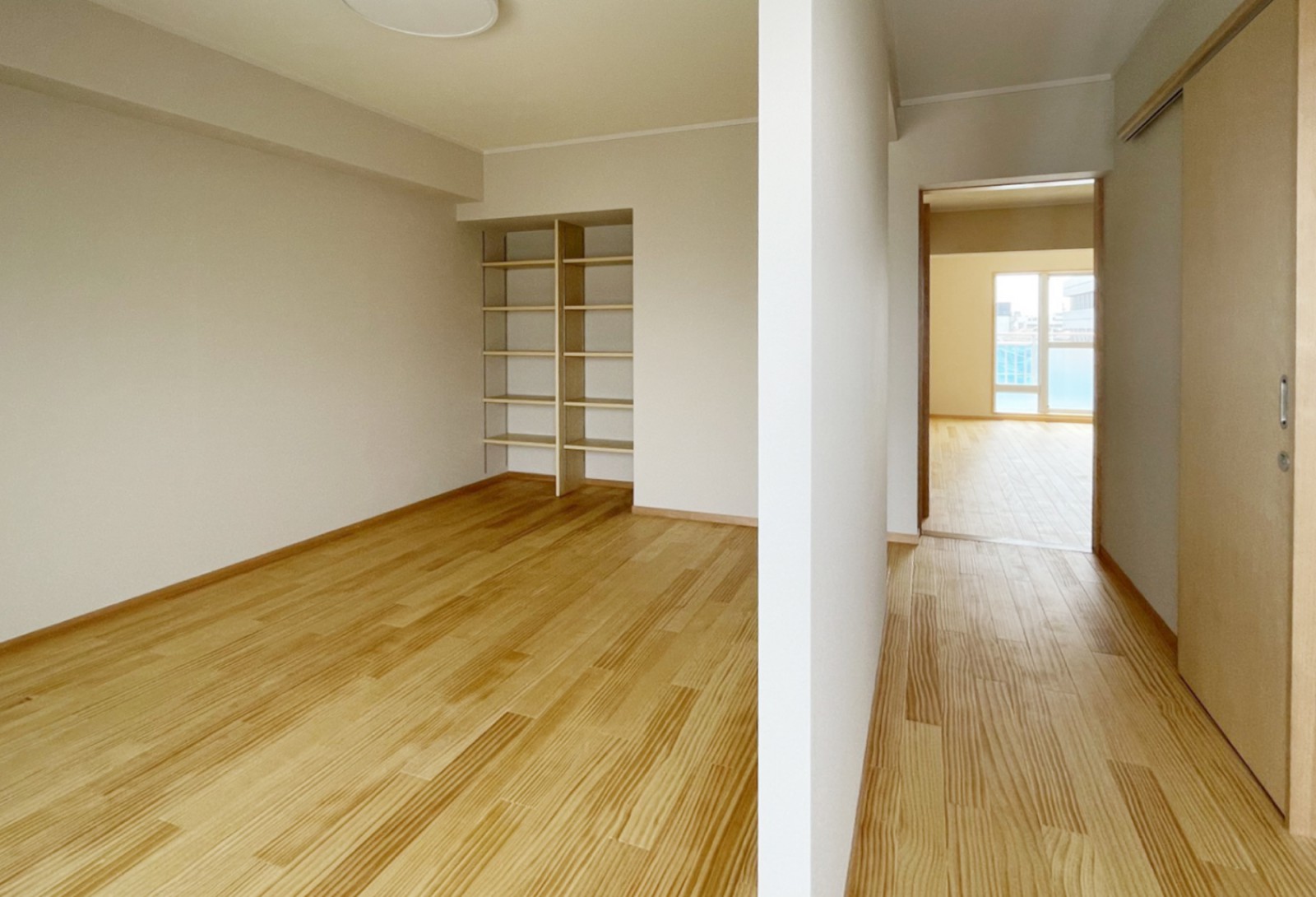 広々とした居室と玄関前の廊下