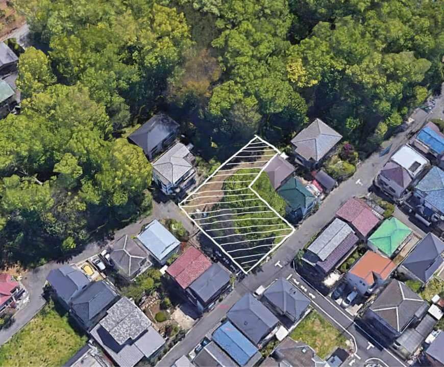 こんもりと茂る木立に隣接する土地（地図データ ©Google）