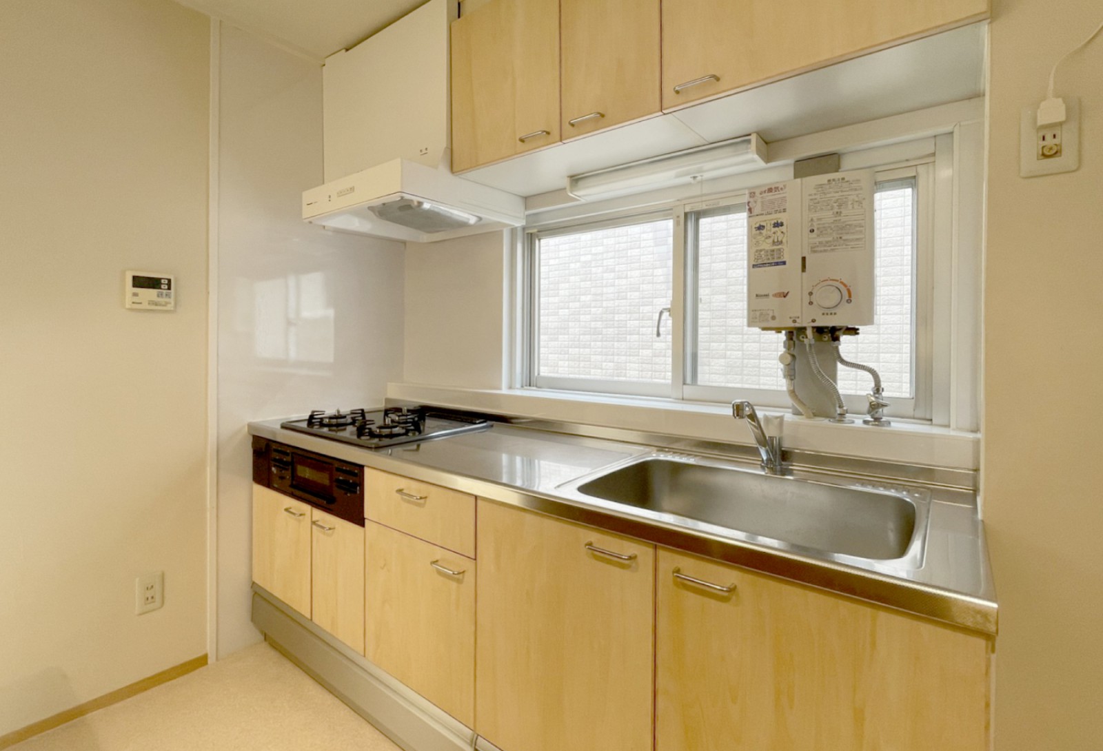 既存のキッチンを活かして扉の素材のみ木へ交換