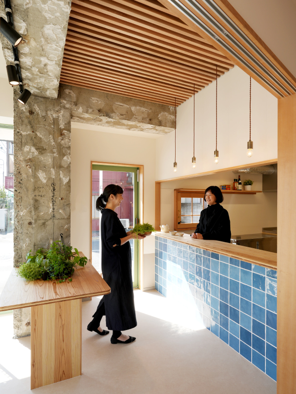 エントランスには地元野菜を販売できる、大工がつくる木のカウンター。