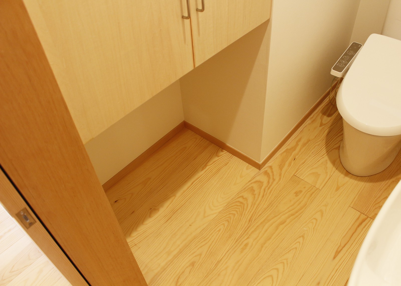 トイレ収納の下は猫のトイレを設置できるようにあけています。