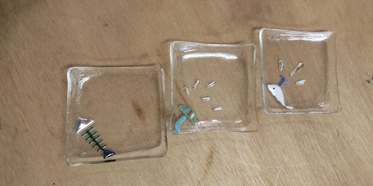 お皿のサイズは焼成前は10.5cmｘ10.5cmですが、焼成後は10cmｘ10cmになります。