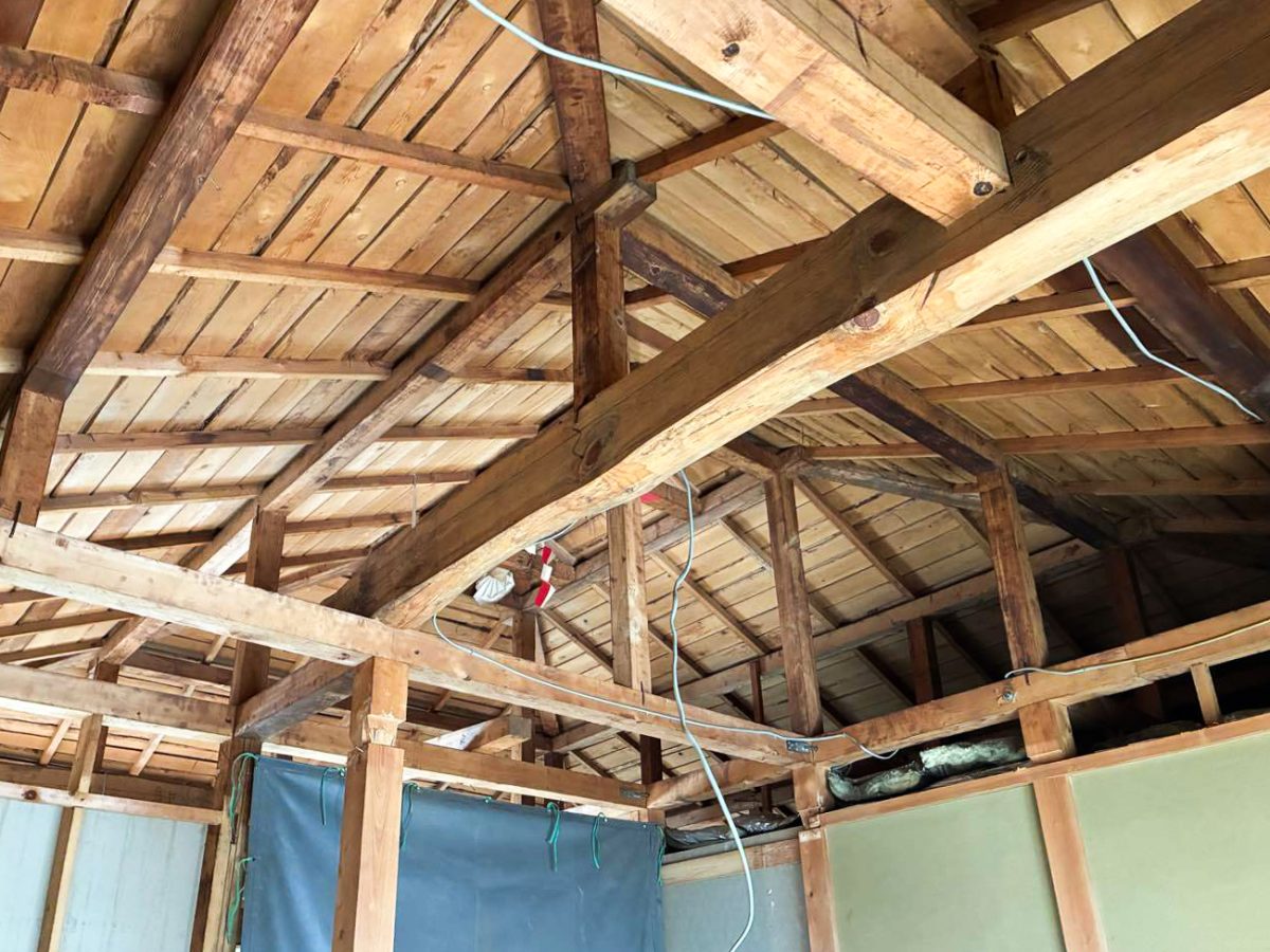 天井を剥がすとしっかりとした小屋組が現れました