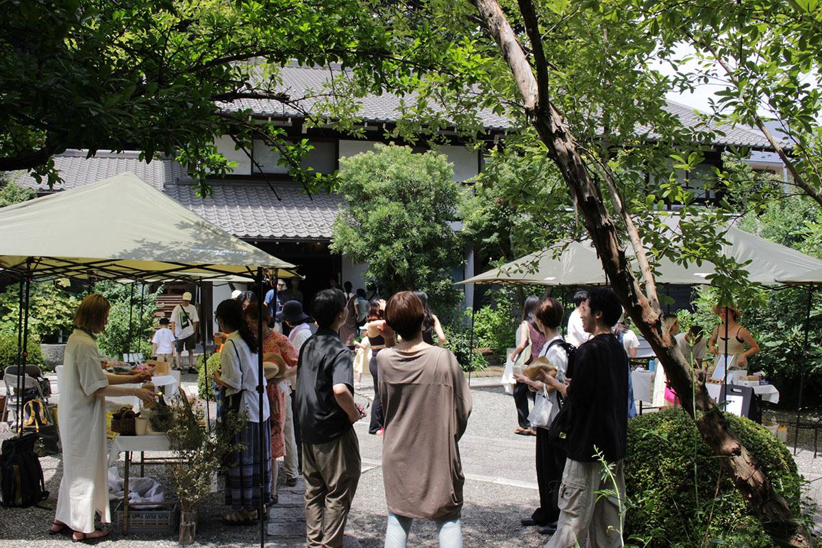 簗田寺では音楽イベントや縁日なども定期的に開催。地域内外からたくさんの人が集まる。