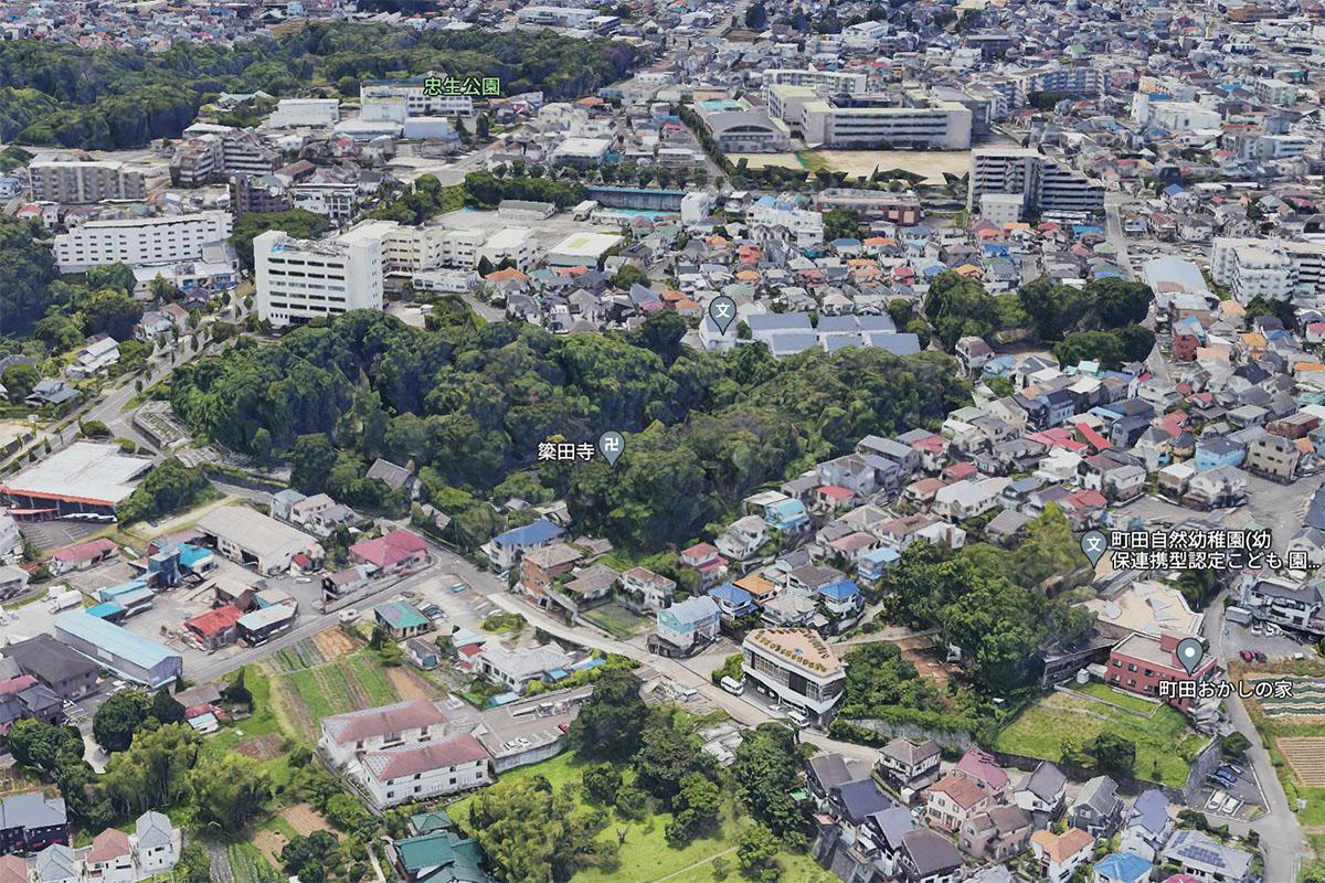 周辺の航空写真。簗田寺を囲むように森があり、この森に隣接した住宅地をつくる。（googleマップ）