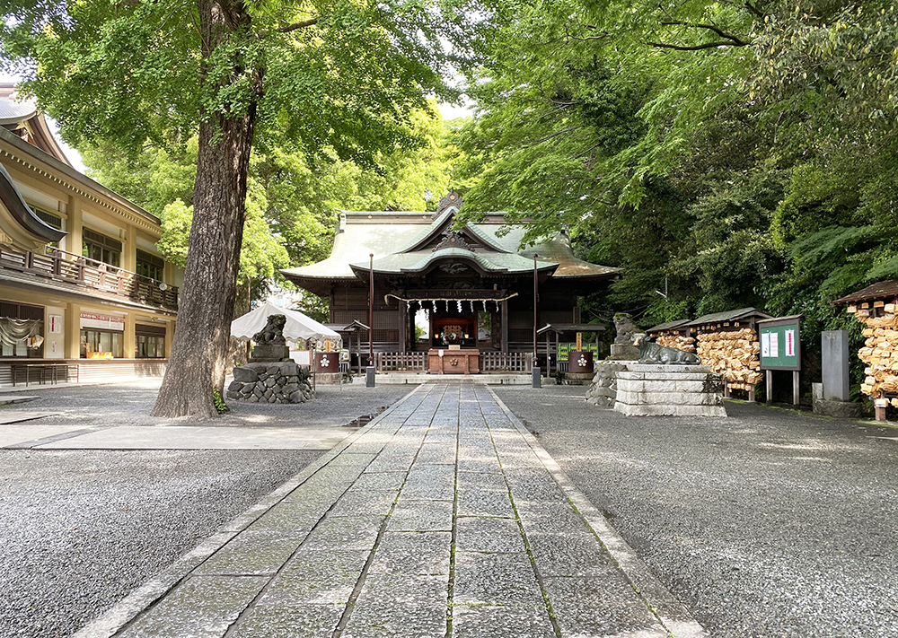 谷保天満宮のほど近く、緑が多く、湧水が流れる川もある静かな環境。ぜひ周囲を散策しながら、家族と「理想の郊外の暮らし」について話してみるのはいかがですか？