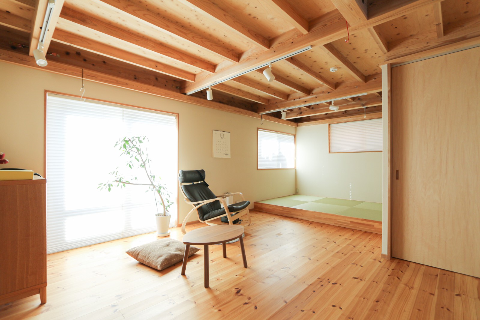 【立川の家｜2016年竣工・4,280万円・建物面積：26.5坪】テレワークで活躍しそうな書斎に、リビングにはゆったりくつろげる小上がり和室も。”ON・ OFF”ともに満足できるこだわりの住まい