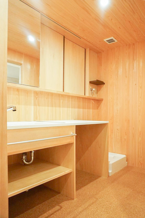 広々としたさわら張りの洗面所