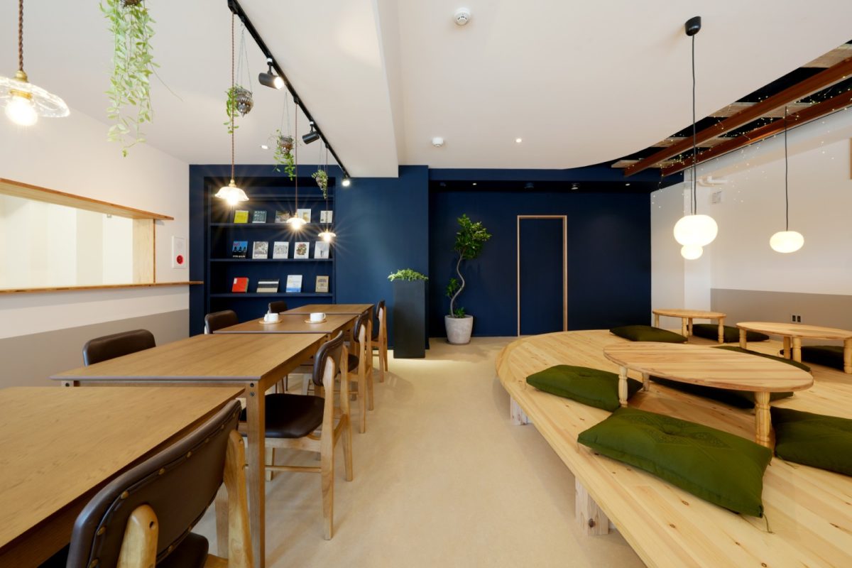 木のあたたかみや職人の手仕事を感じるカフェスペース。