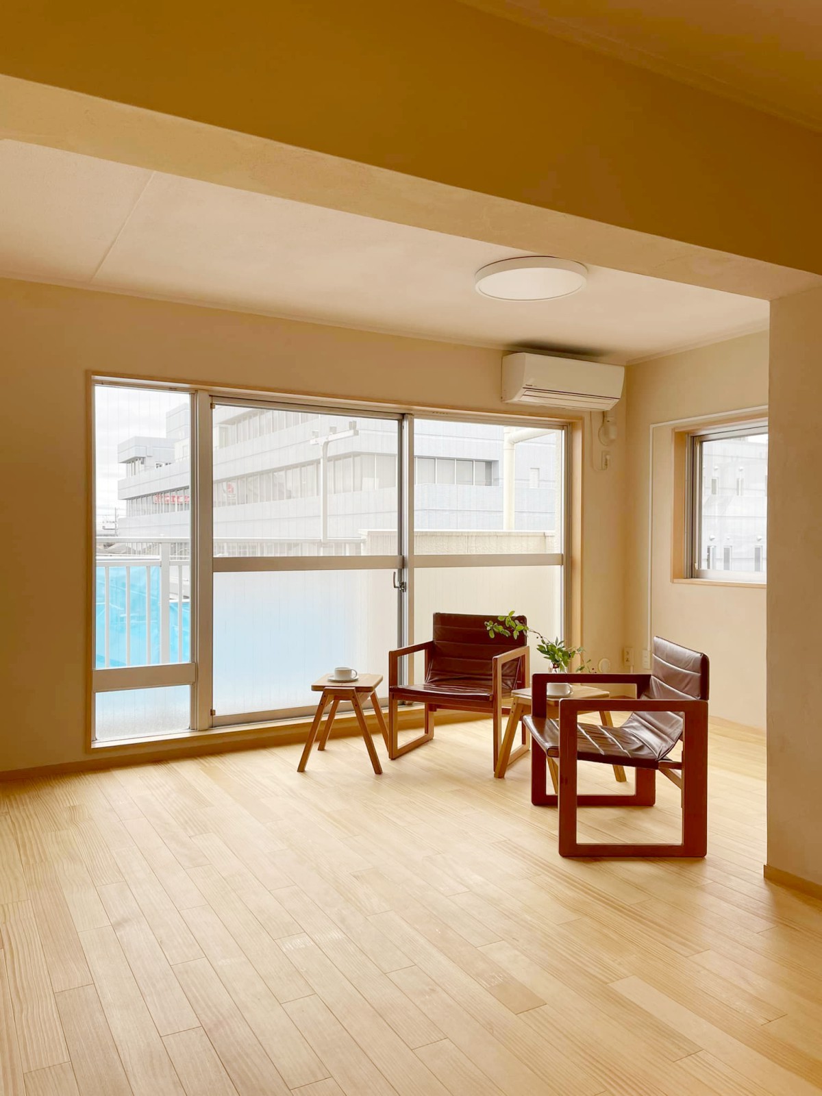 自然光が入る明るいリビング