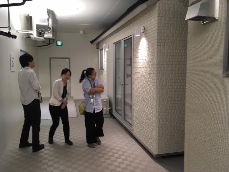 実寸で再現した年代別の建物で標準的仕様が体験できます。（冬の屋外0度空間）