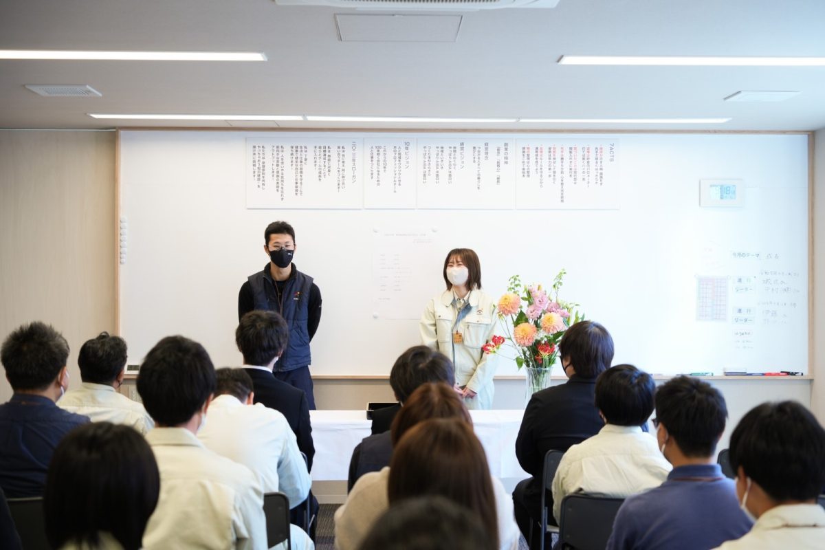 2年目となる次年度の入社式では、大工の上小園くんと共に先輩として素晴らしいスピーチを披露