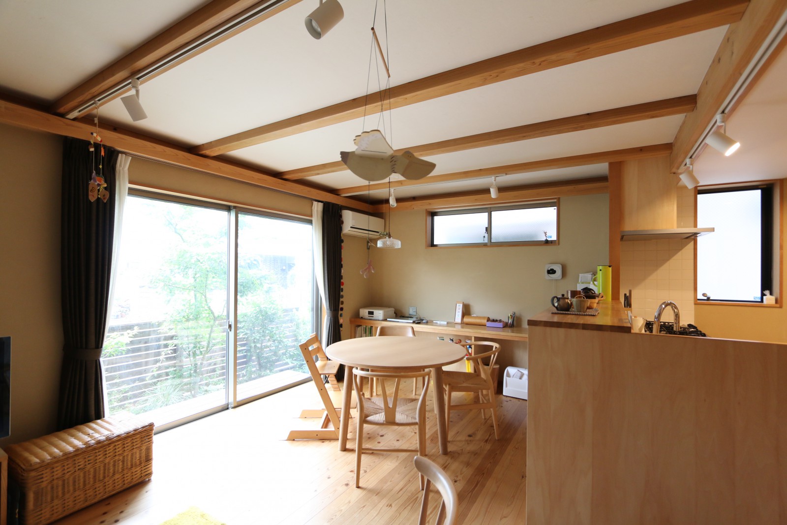 【大泉学園町の家｜2017年竣工・4,980万円・建物面積24.0坪】暮らしやすさで人気の大泉学園。緑を見渡せるリビングに、こだわりの大容量の収納スペース。玄関はアウトドアグッズや自転車も余裕でおさまる約４畳の広さです。