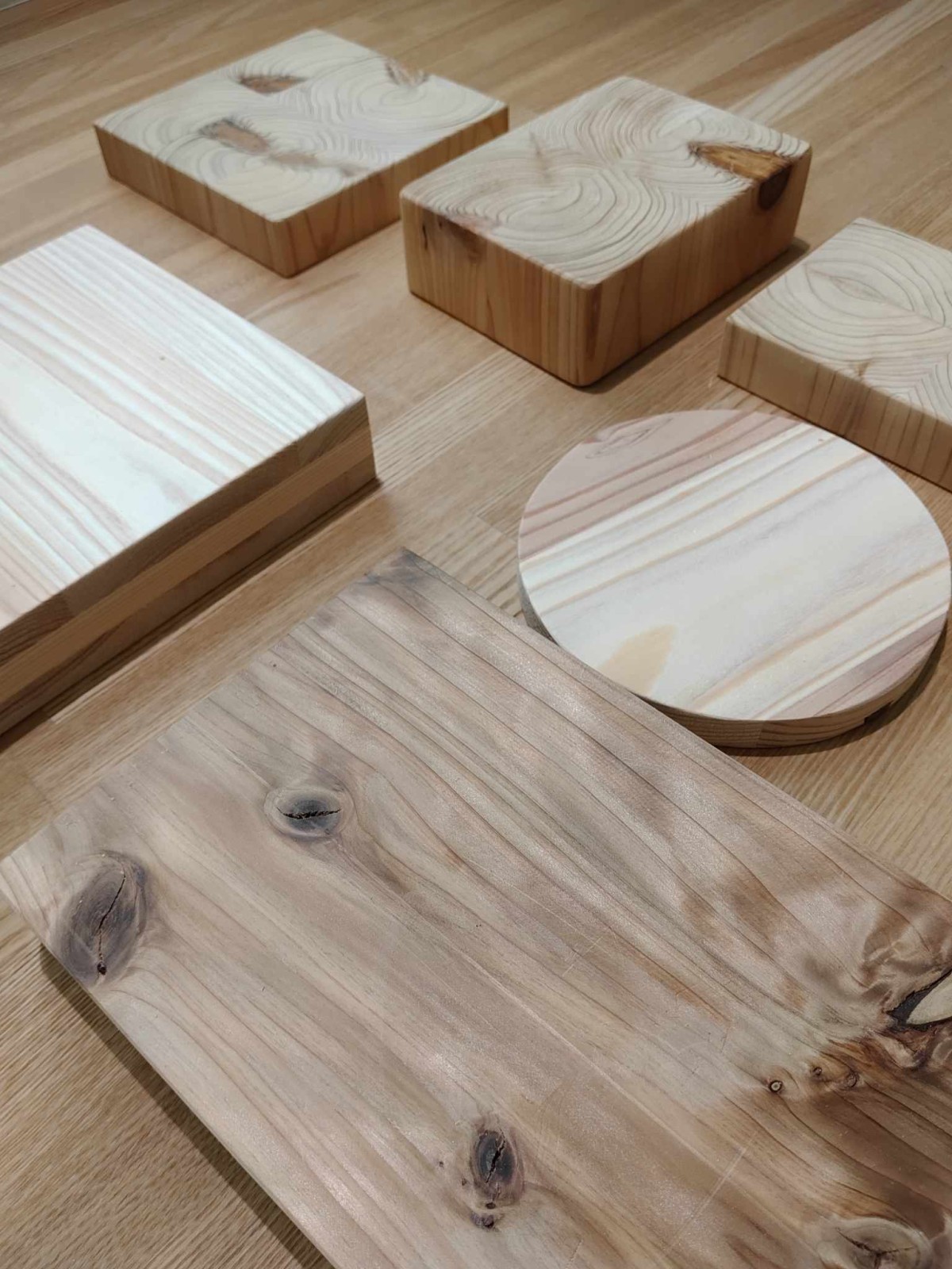 ワークショップにご参加された方には、家を造る材料で作った木の台座1つプレゼント!