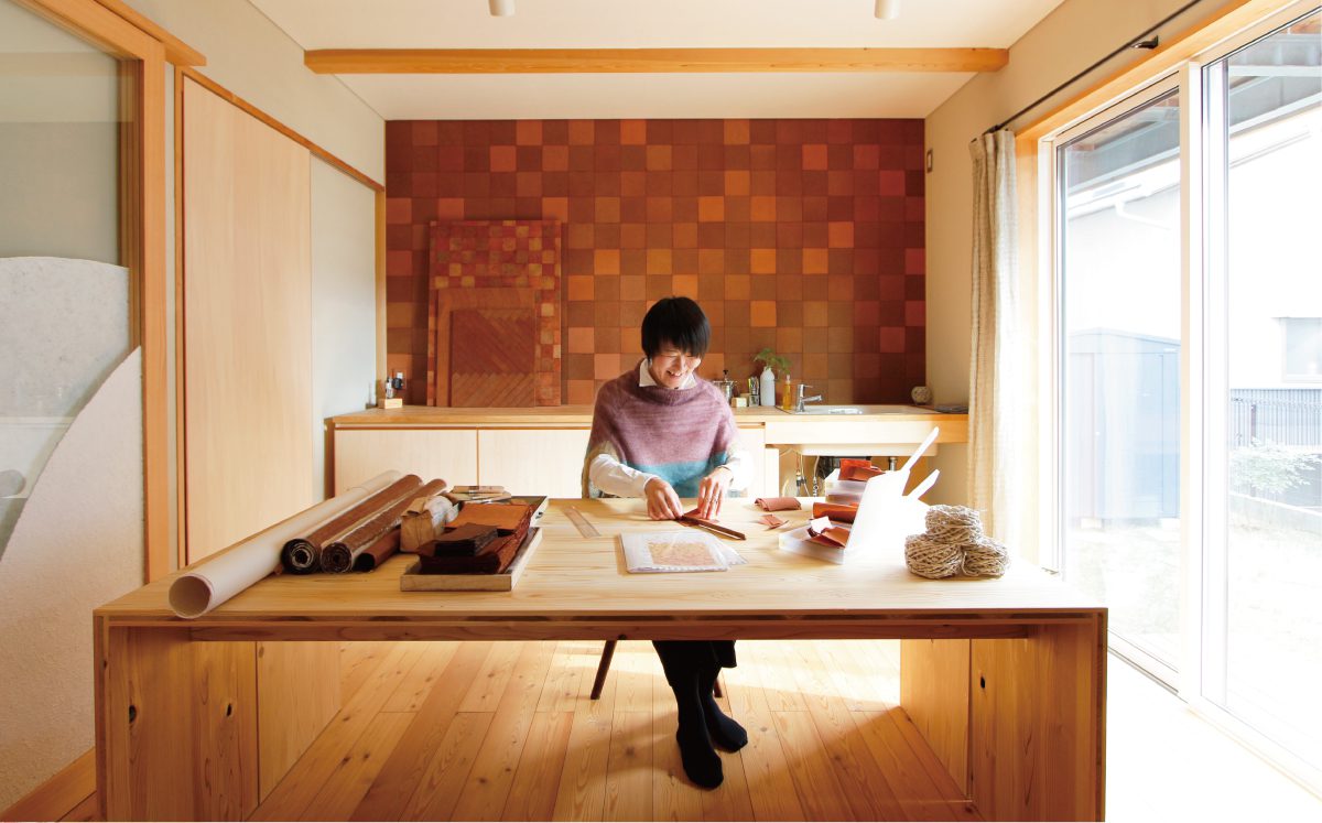 アトリエスペース。柿渋和紙で壁面を仕上げている