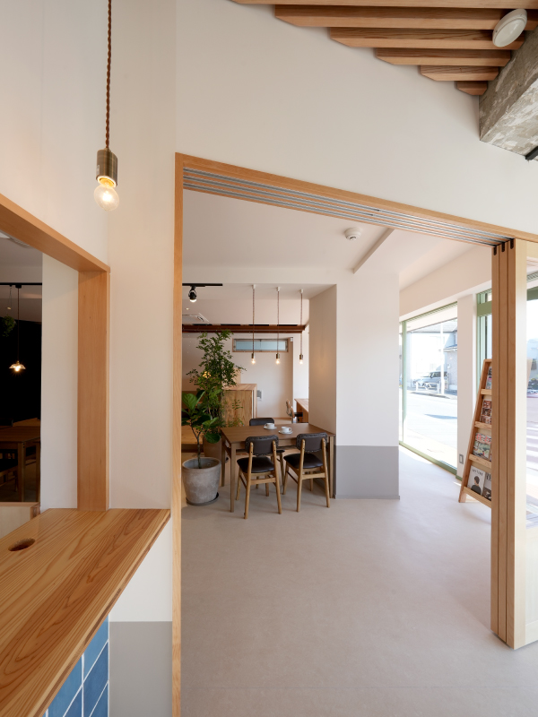 エントランスの斜めの入り口から店内へ。