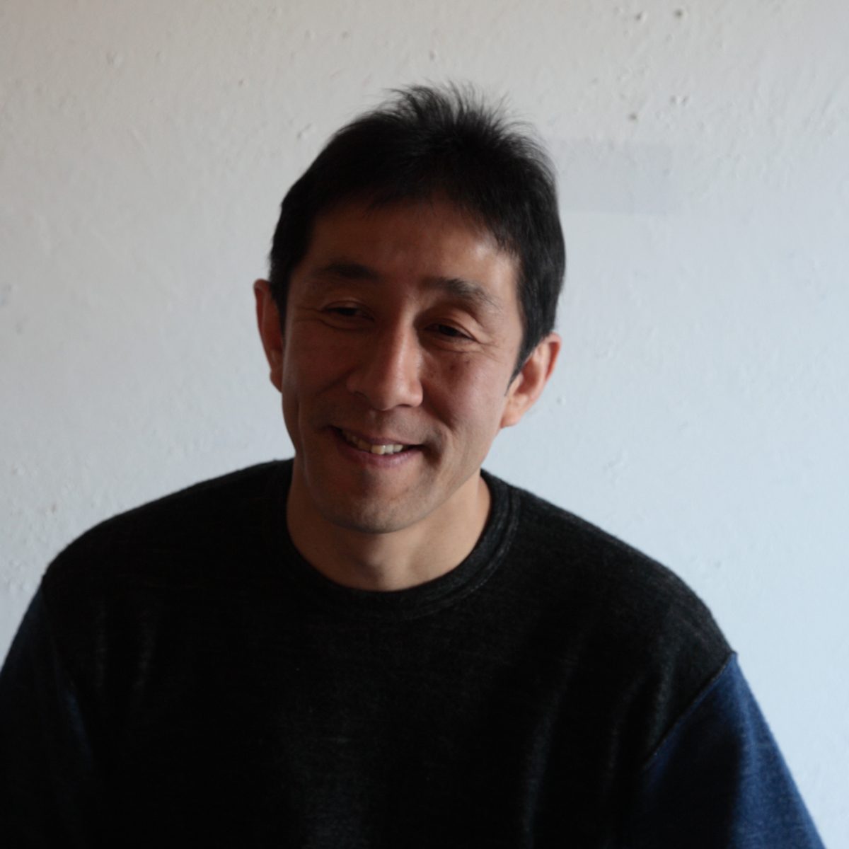 家具デザイナー　小泉誠さん：建築から箸置きまで生活に関わる全てのデザインを手がけ、現在は日本全国のものづくりの現場を駆け回り地域との恊働を続けています。