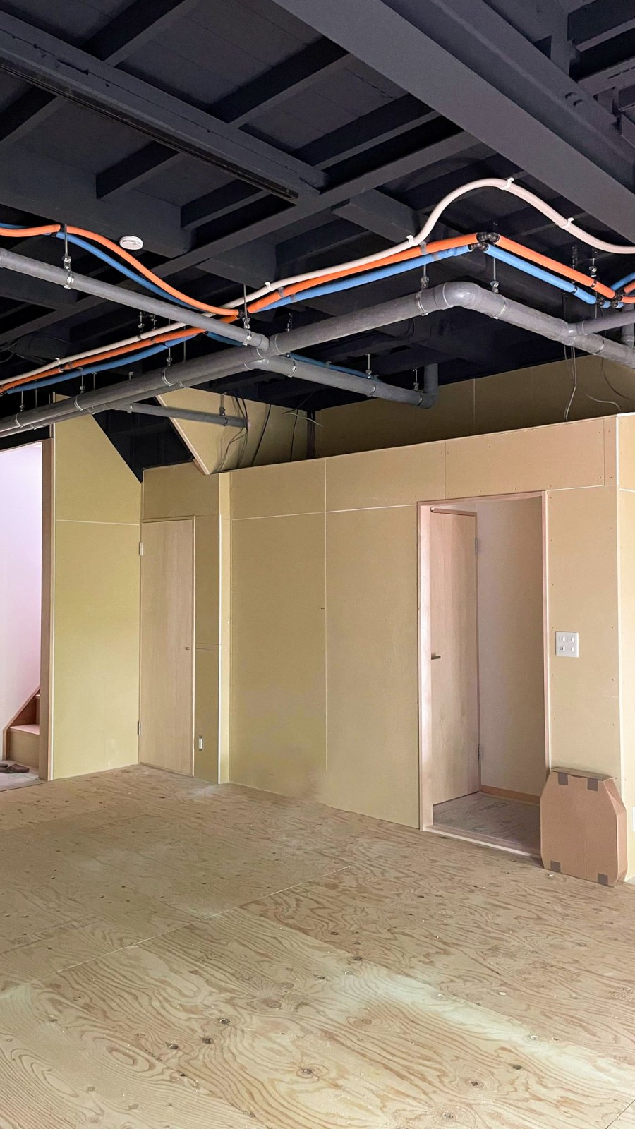 天井の鉄骨や配管などを現しにした様子