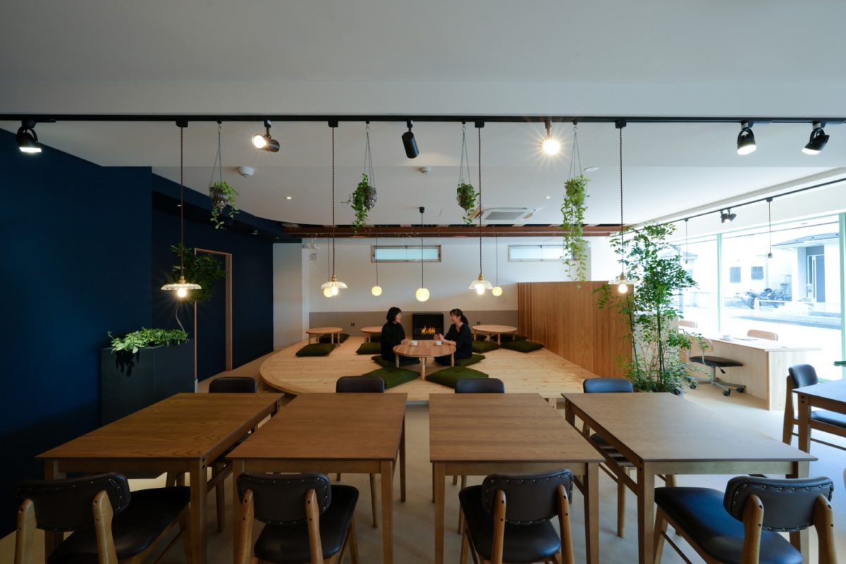 天井の鉄道が続く先は深い紺色の壁面とし、宇宙の広がりをイメージ。