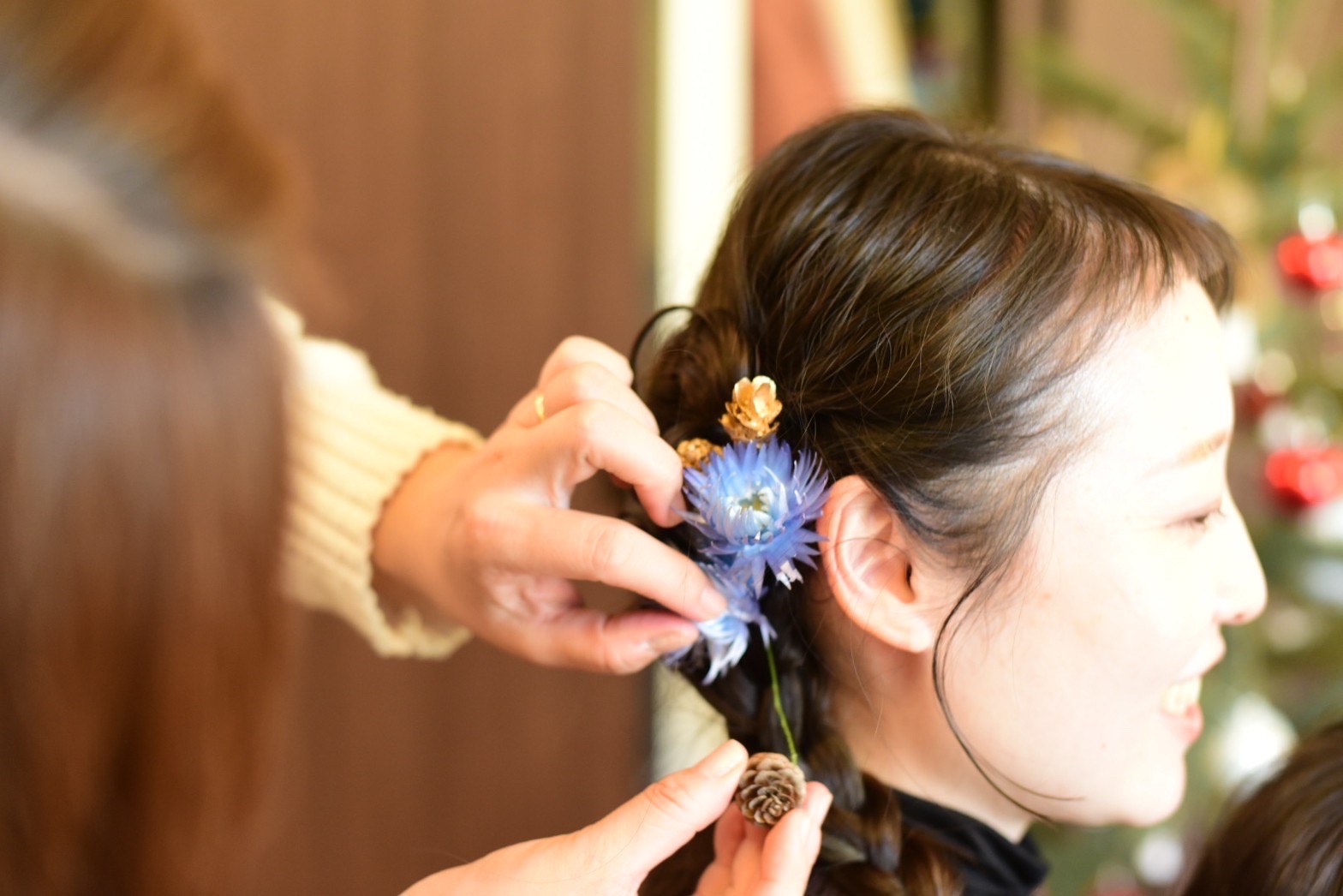 結った髪に挿して仕上げます。