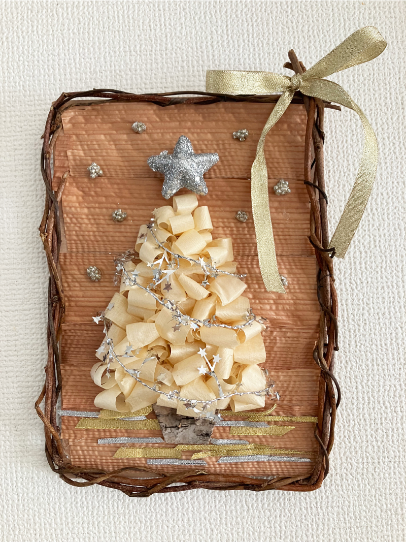 手作りのボードにカンナリボン。 縁にはつむじの庭のアケビの蔓を使います。