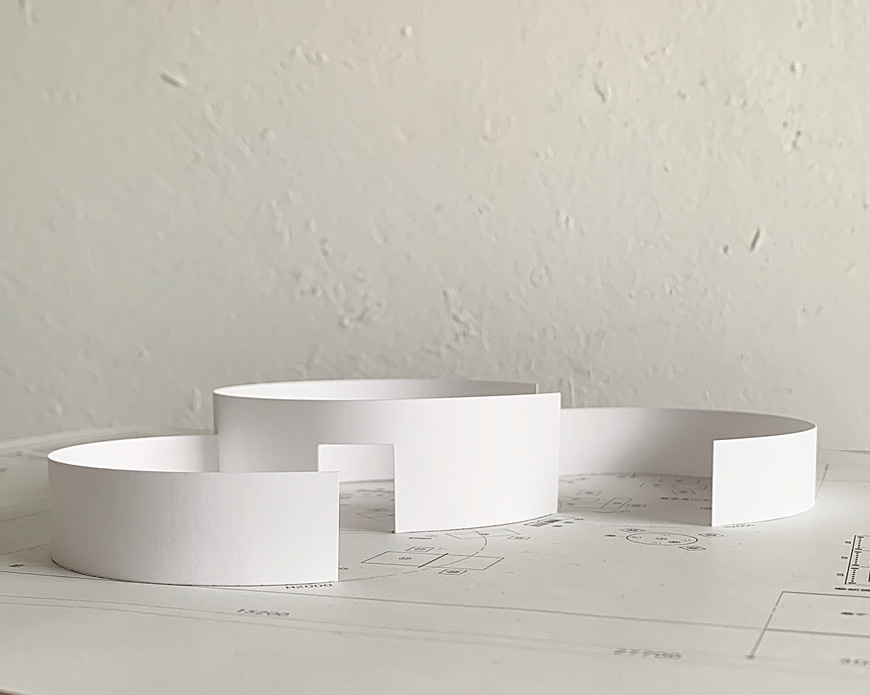 展覧会場の模型イメージ。白いダンボールを積み上げて生まれるわざわ座の展示ブース、今年は３つのアーチ型の白い壁が立ち上がります。