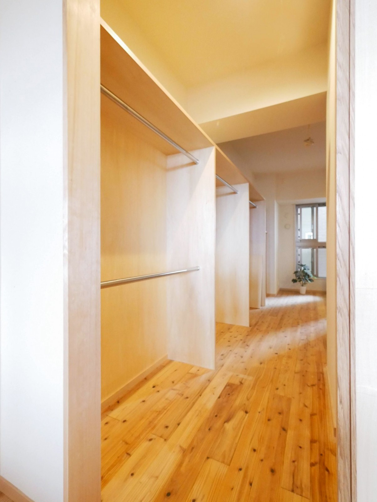 手狭だった空間を広げて生まれ変わった玄関スペース。大きな収納量のウォークインクローゼット。