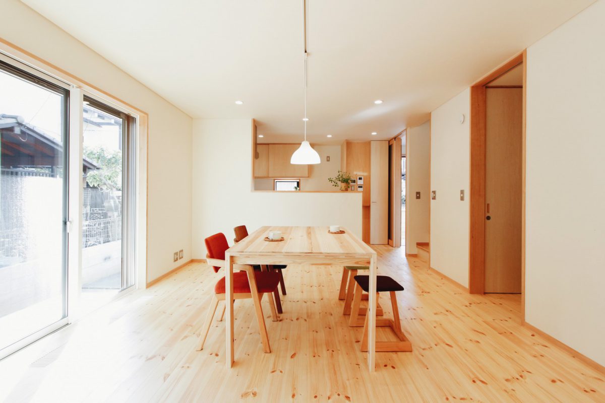 開口部からの日射を取り入れ、OMソーラーの暖房もきいてあたたかな室内。